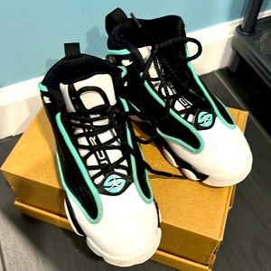 Boys lightly worn Jordan’s